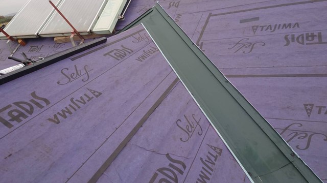 谷板金を取り付けていきます。